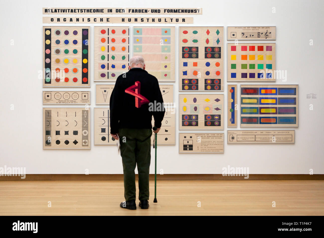 AMSTERDAM - visiteur à l 'Kazimir Malevich et la Fédération Avantgarde' exposition en le Stedelijk Museum. Banque D'Images
