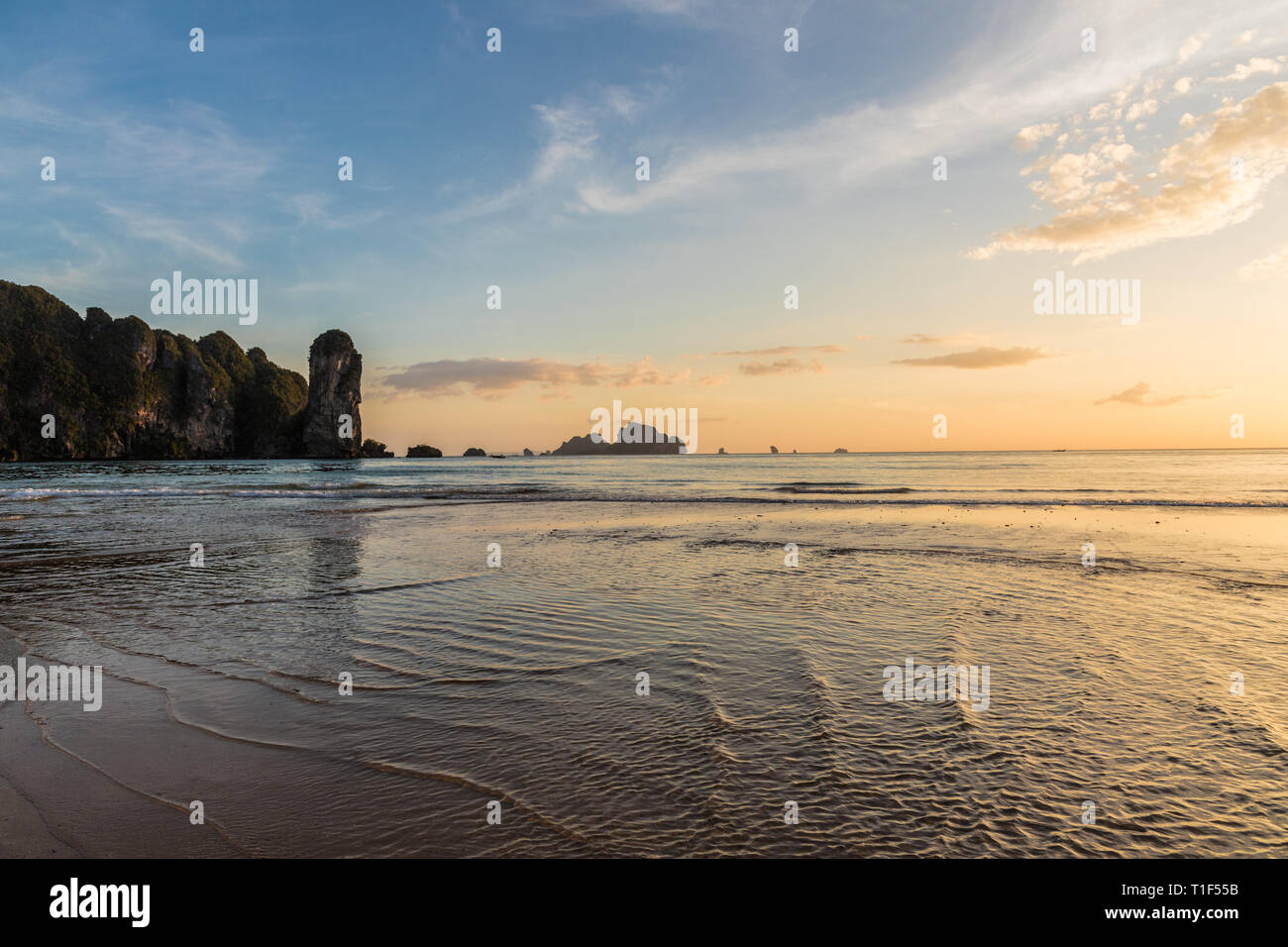 Coucher du soleil à Ao Nang Beach en Thaïlande Banque D'Images