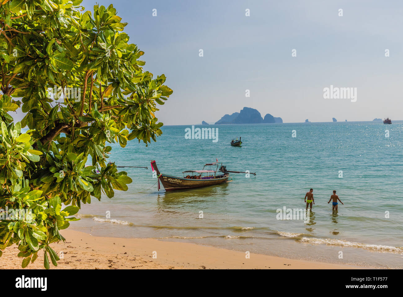 Une scène de plage typique dans Krabi en Thailande Banque D'Images