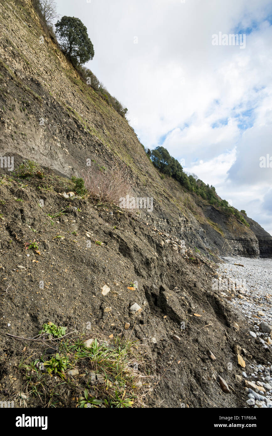 Terre et de la boue à la base d'une haute falaise en raison de l'érosion. Banque D'Images