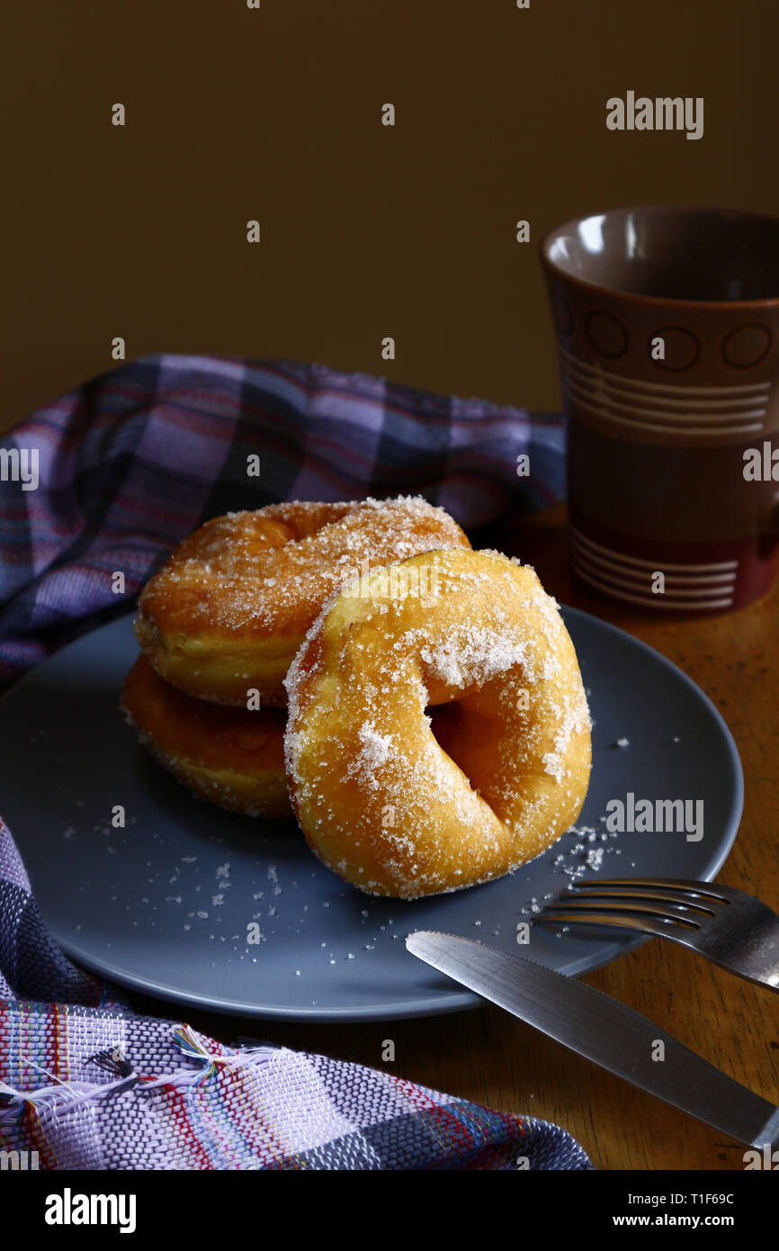 Photo de sucre élevé ou de sucre saveur de donuts sur une assiette et une tasse de café. Banque D'Images
