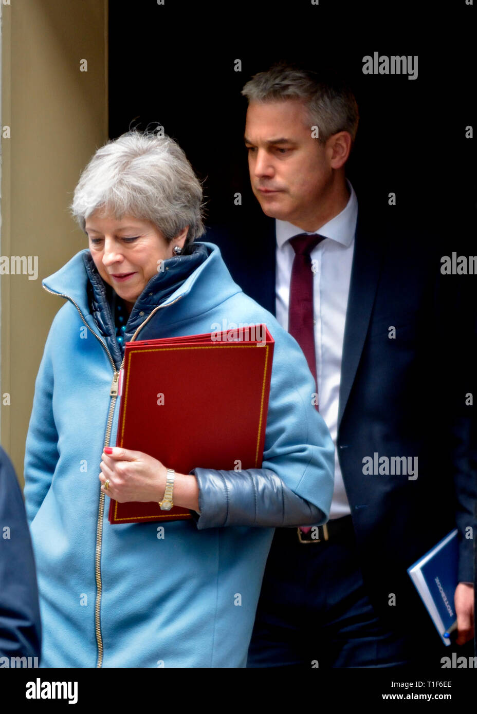 Le Premier ministre Theresa May quitte le 10 Downing Street avec le ministre du Brexit Steve Barclay après une réunion du Cabinet, le 25 mars 2019 Banque D'Images