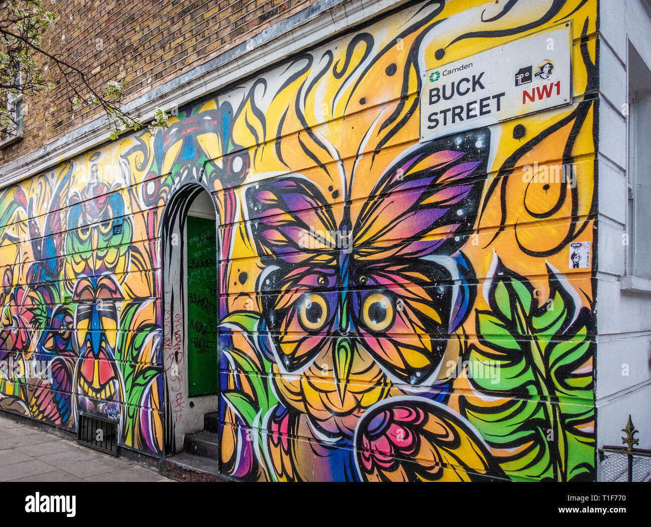 Street art Graffiti contemporain sur grand mur Banque D'Images