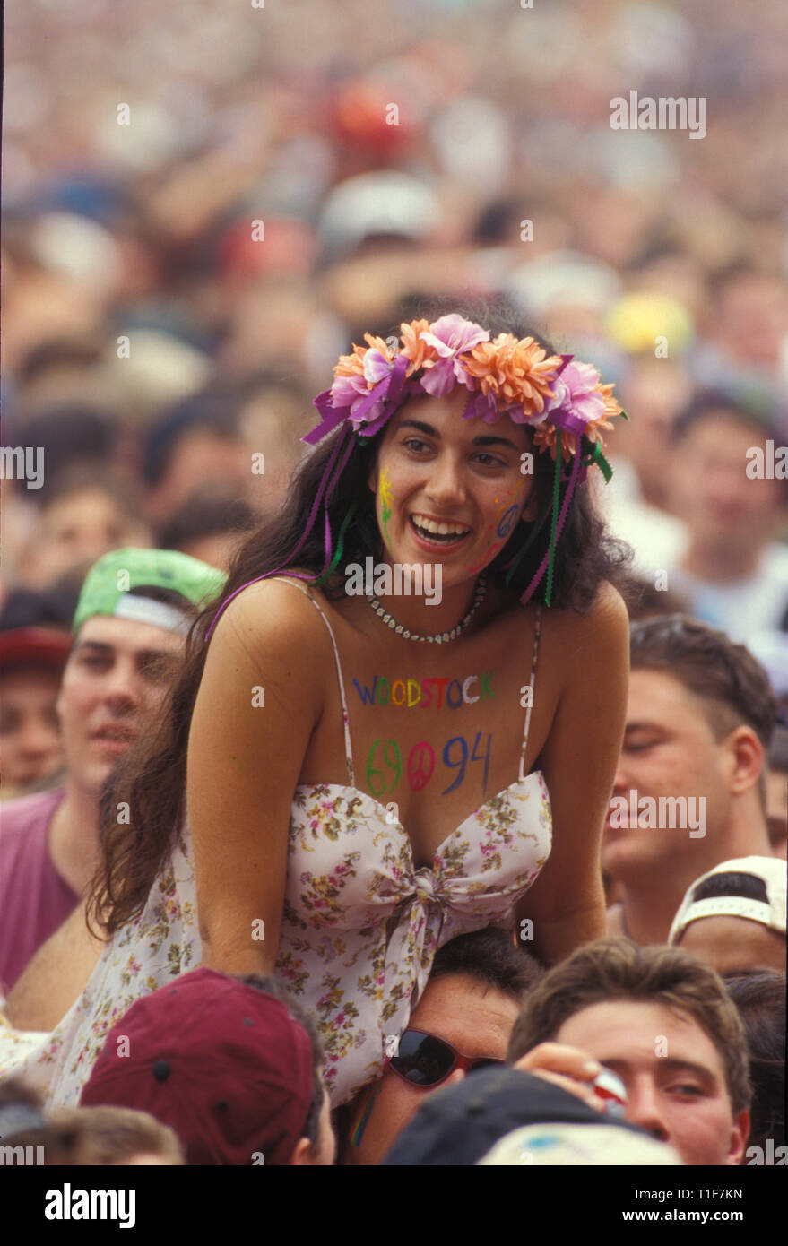 Un très beau concert ventilateur est indiqué sur l'épaule du haut de la foule lors de Woodstock 94 dans Saugerties, New York. Banque D'Images