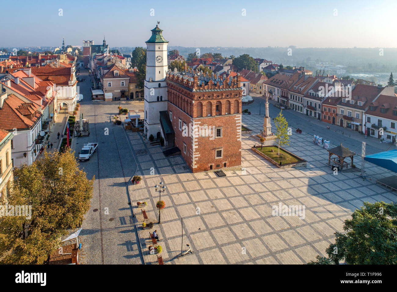 Vieille ville Sandomierz, Pologne. Vue aérienne au lever du soleil la lumière. L'hôtel de ville gothique avec tour de l'horloge et grenier Renaissance dans la place du marché Banque D'Images