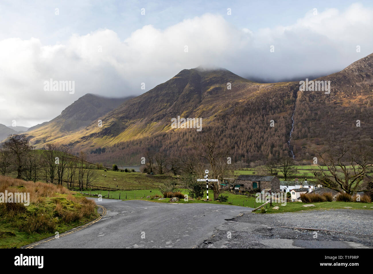 Le nuage montagnes enneigées de Stile haute et haute falaise s'élevant au-dessus de la Lande, vu depuis le col de Newlands Road, Lake District, Cumbria, Royaume-Uni Banque D'Images