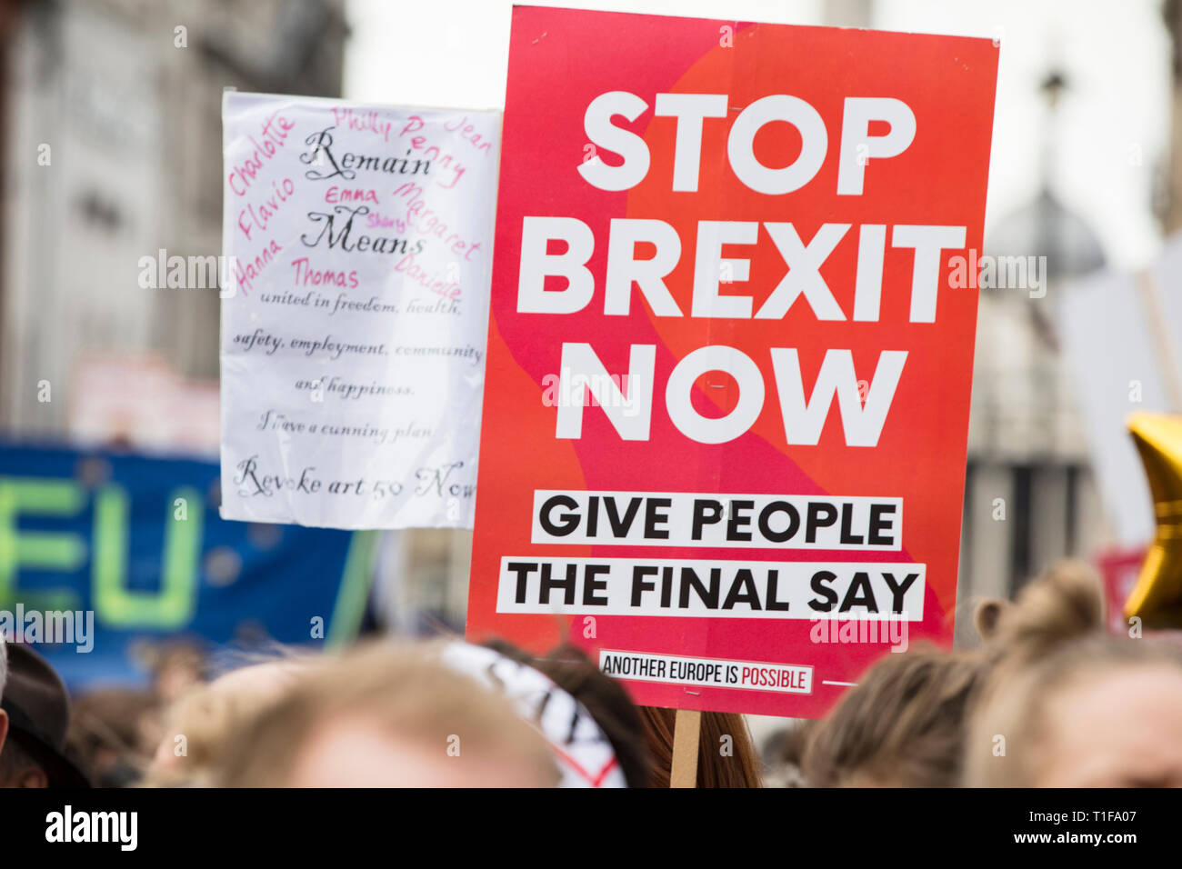 Arrêter maintenant Brexit bannière lors d'une manifestation politique à Londres Banque D'Images