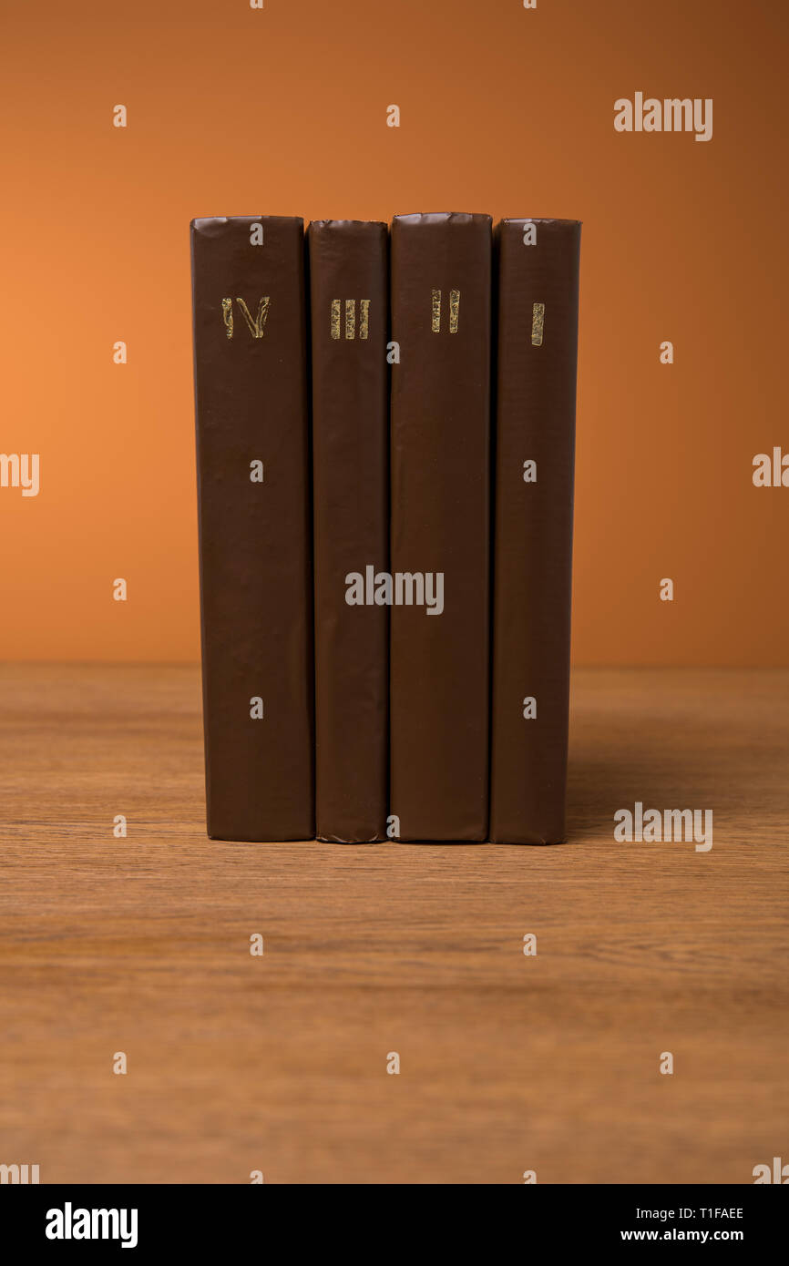 Volumes de livres en cuir brown couvre sur table en bois Banque D'Images