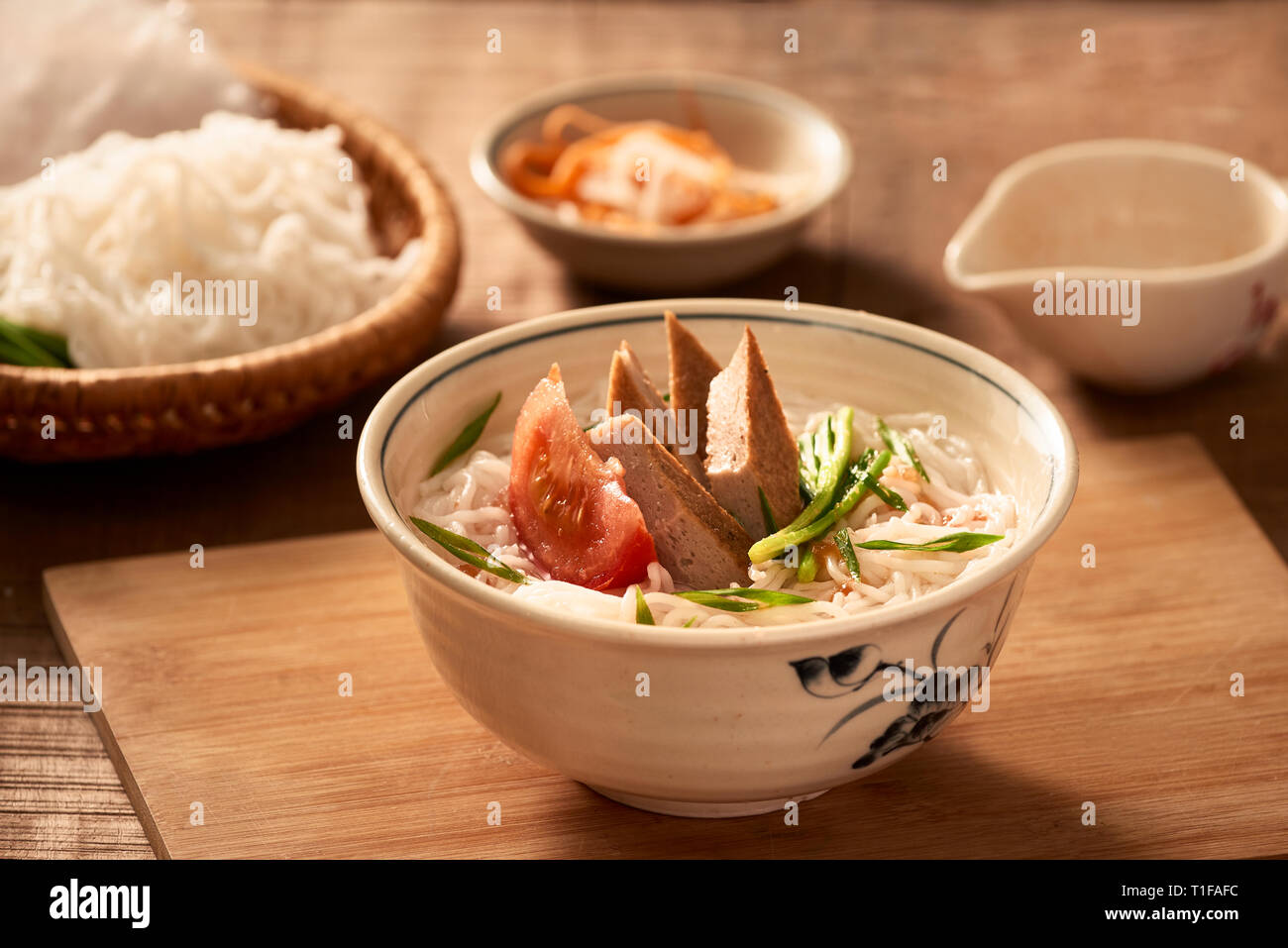 Bun cha ca - L'un des plus populaires dans la station de nouilles soupe repas avec riz et nouilles, poissons grillés, oignons verts, tomates et sauce de poisson... Banque D'Images