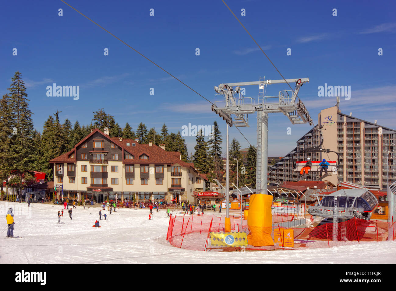 Près de la station de ski Borovets Samokov en Bulgarie montrant nouveau télésiège 6 places installé en 2018. Banque D'Images