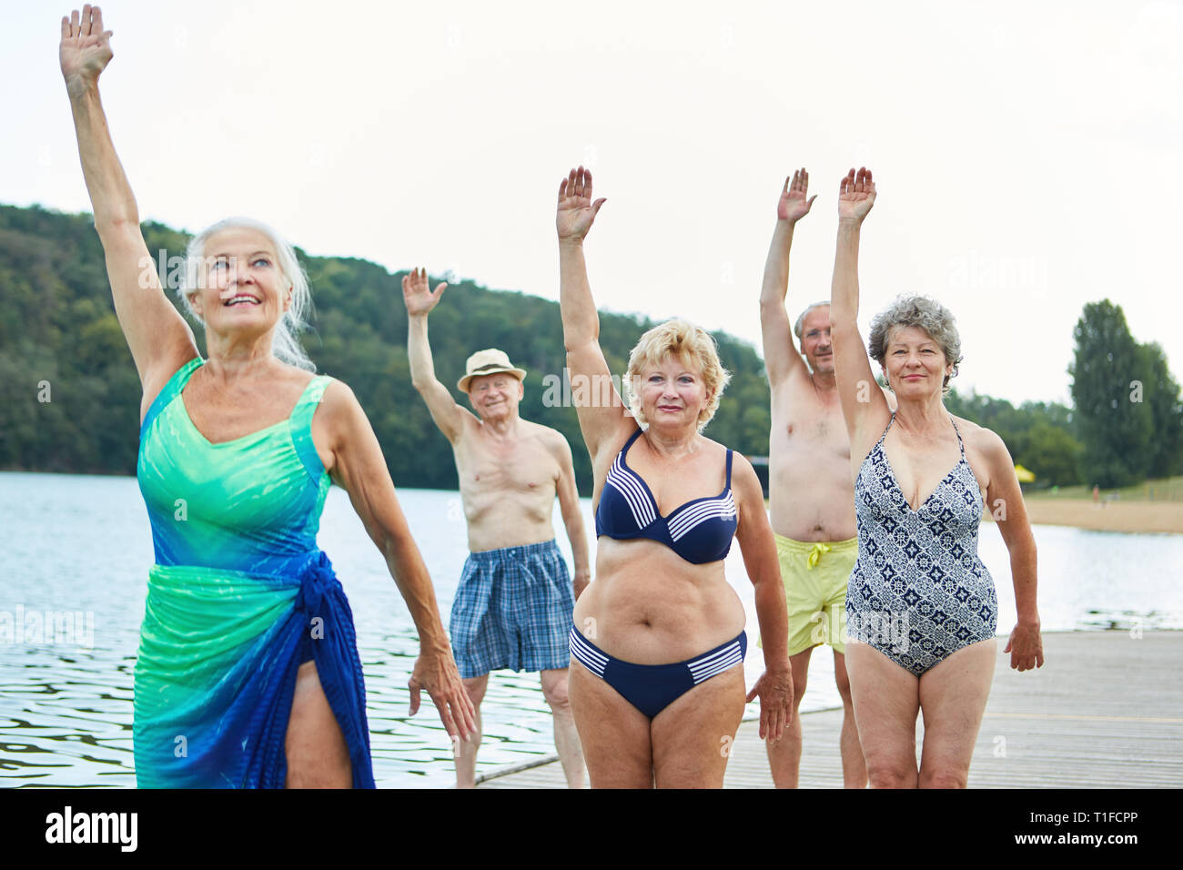 Les femmes âgées en bonne santé faisant groupe retour formation à Rehasport am See en été Banque D'Images