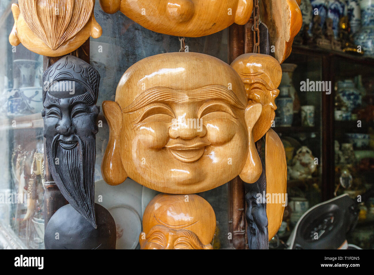 Les masques en bois souvenirs à un blocage de la rue dans le vieux quartier, Hanoi, Vietnam. Banque D'Images