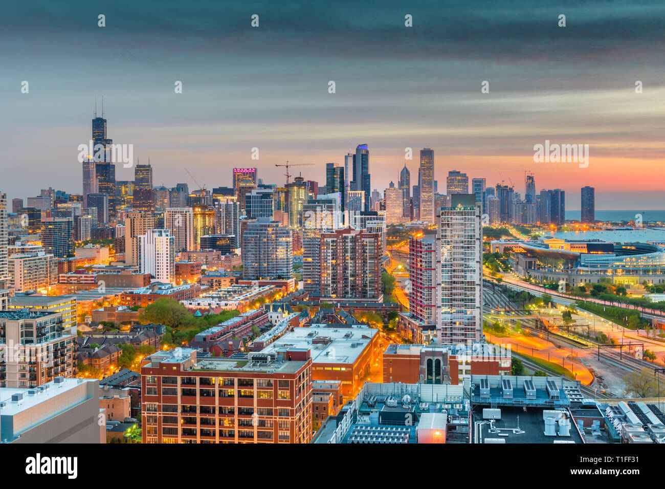 Chicago, Illinois, USA aerial downtown skyline at Dusk, vers le lac Michigan. Banque D'Images