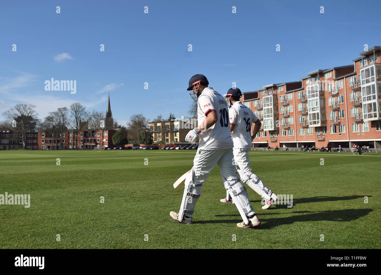 L'Essex Nick Browne (à gauche) et Sir Alastair Cook font leur chemin hors de bat au cours de la première journée de la première classe match à Fenner's, Cambridge. Banque D'Images