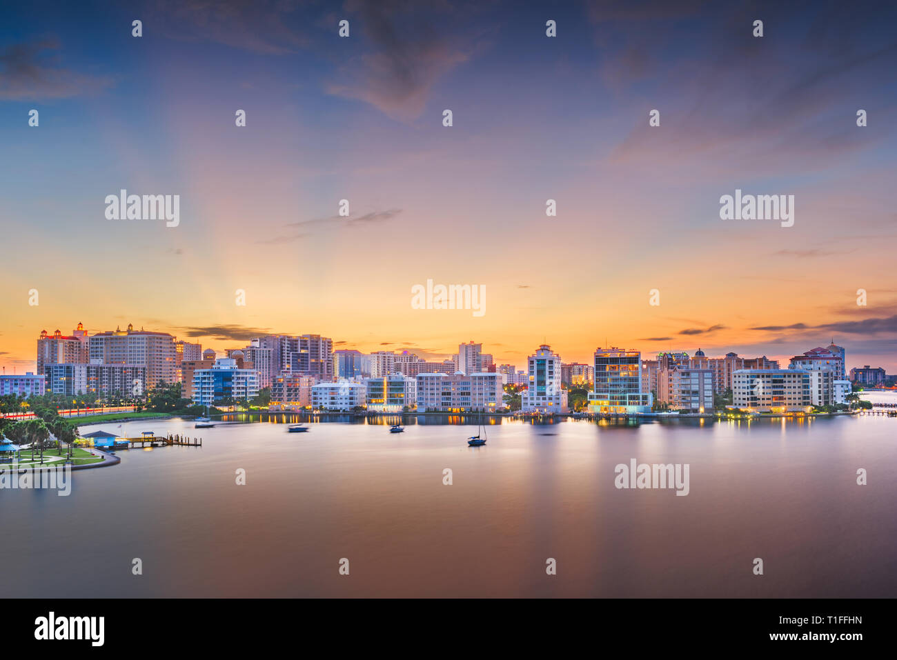 Sarasota, Floride, USA Skyline sur la baie à l'aube. Banque D'Images Sarasota, Floride, USA Skyline sur la baie à l'aube. Banque D'Images
