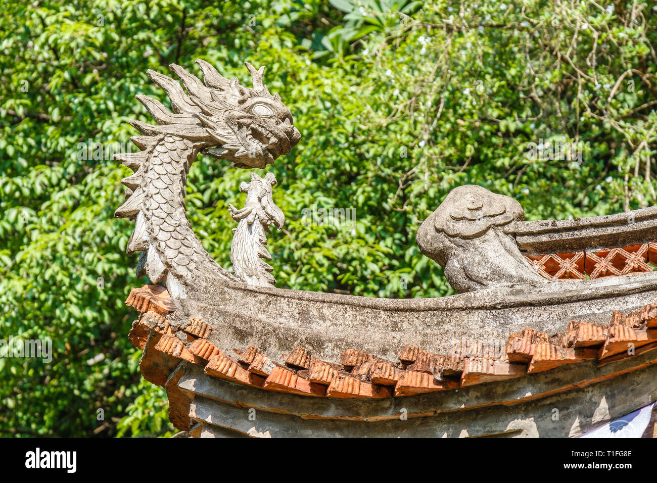 Décoration Dragon sur les toits de la Pagode Huong ou Pagode des parfums, Mon Duc District, Vietnam. Banque D'Images