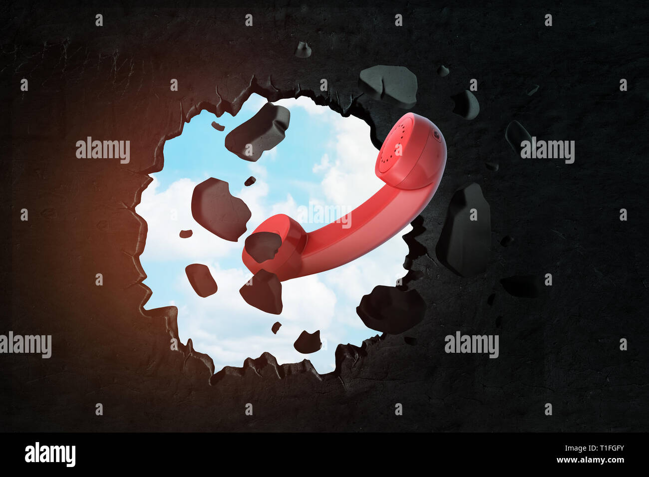 Le rendu 3D de rouge téléphone fixe le mur noir récepteur briser avec ciel bleu visible de trou. Banque D'Images