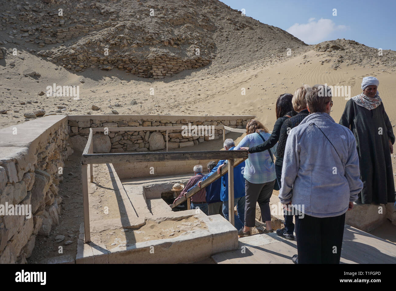 Saqqara, Egypte : visiteurs entrent dans la pyramide du roi Téti, le premier pharaon de la sixième dynastie de l'Égypte, à la Nécropole de Saqqara. Banque D'Images