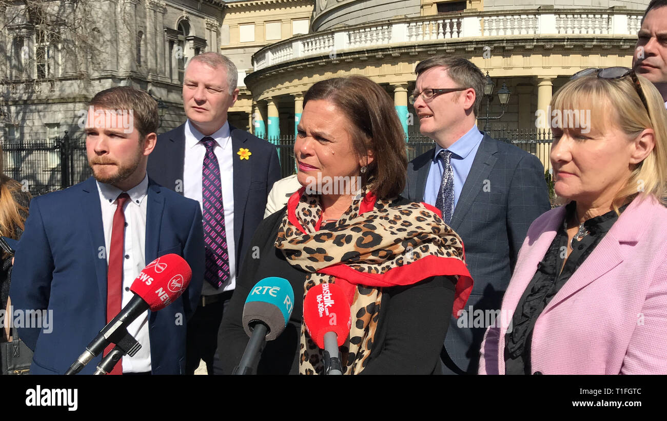 Leader du Sinn Fein Mary Lou McDonald parler aux médias en dehors de Leinster House, Dublin où elle condamne retour potentiel de violence sur l'île d'Irlande. Banque D'Images