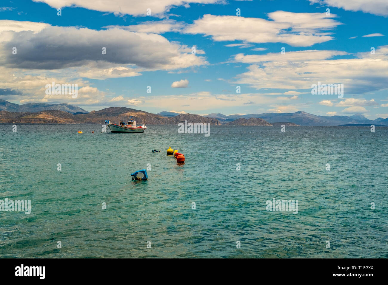 Bateau de pêche en bois flottant dans une belle eau émeraude. Péloponnèse, Grèce. Banque D'Images