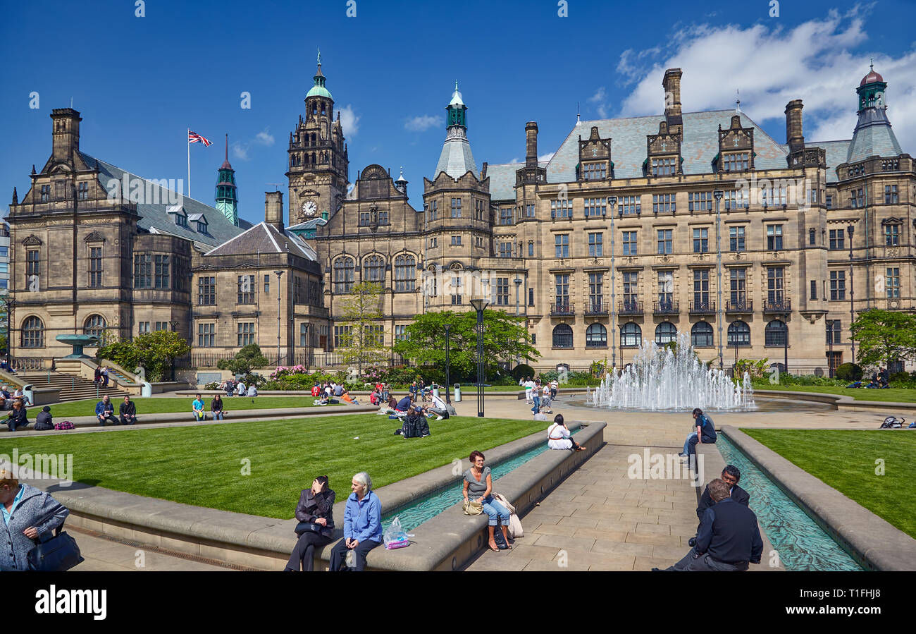 SHEFFIELD, ANGLETERRE - 7 mai, 2009 : Le point de vue de la paix des jardins avec l'édifice gothique de l'Hôtel de ville de Sheffield sur l'arrière-plan. Sheffield. Engla Banque D'Images