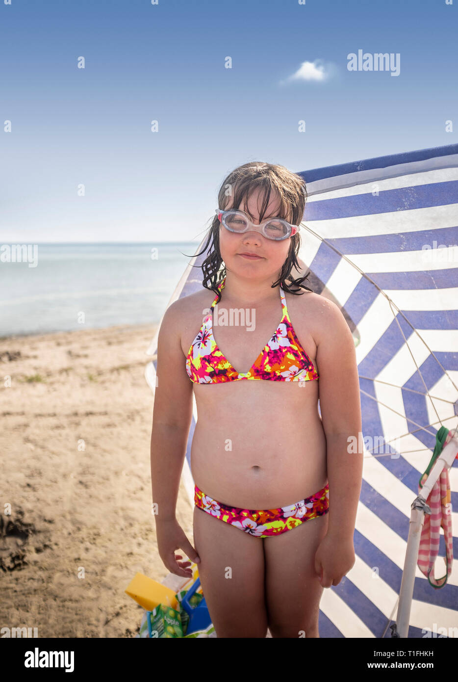Portrait d'une jeune fille de 8 ans, avec des lunettes de protection à la  plage. Gotland, Suède, Scandinavie Photo Stock - Alamy