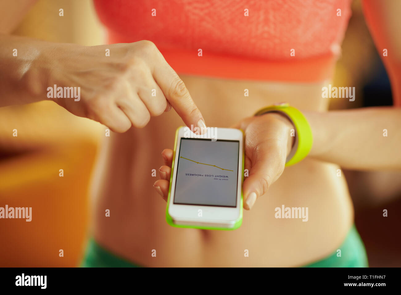 Gros plan sur l'écran du smartphone avec l'application remise en forme  perte de poids montrant les progrès de main de femme en bonne santé dans la  maison moderne Photo Stock - Alamy