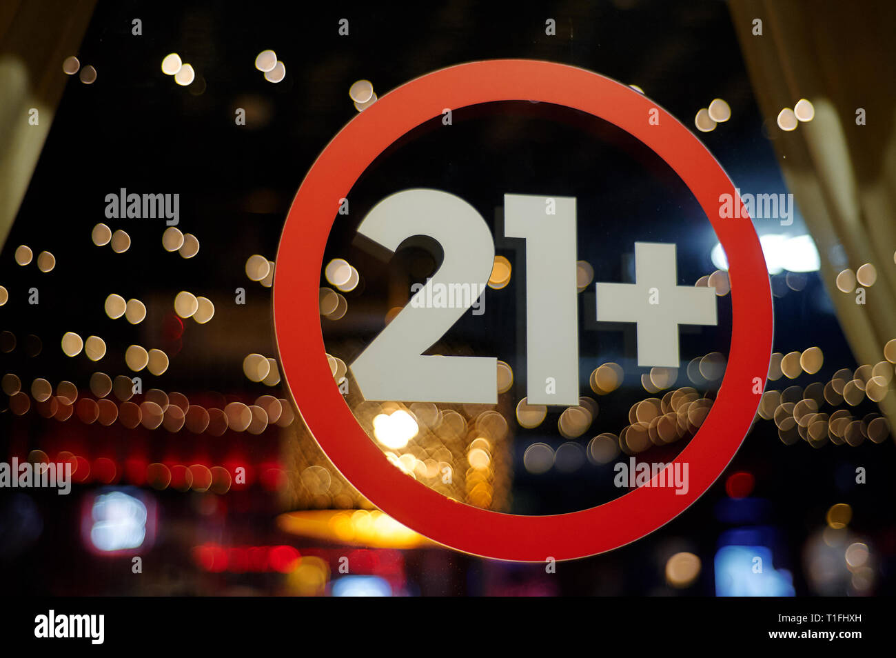 21 + inscription à fenêtre bar. Adultes seulement concept. Nightlife Banque D'Images