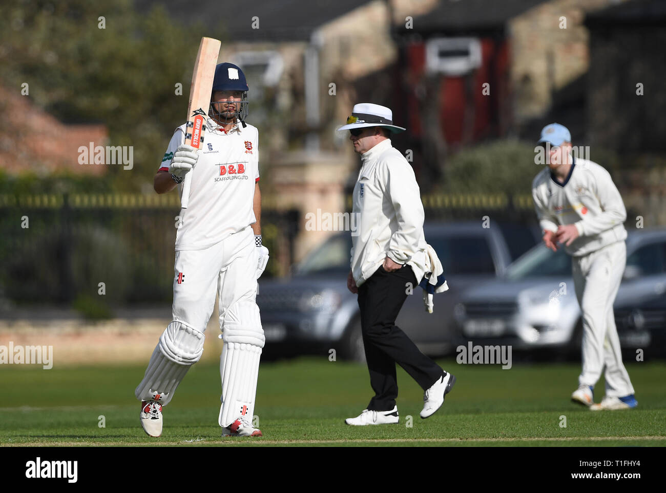 L'Essex Sir Alastair Cook soulève sa bat pour célébrer son siècle au cours de la première journée de la première classe match à Fenner's, Cambridge. Banque D'Images