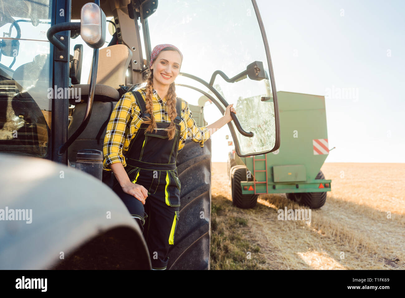 Femme Conduite Tracteur Banque De Photographies Et D’images à Haute ...