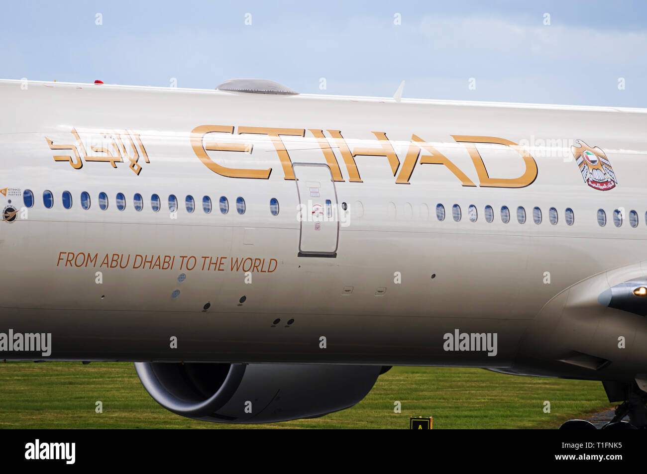 L'aéroport de Manchester, Royaume-Uni - 30 Avril 2016 : Etihad Airways Boeing 777-3FX(ER) A6-ETC cn 34599/544 quelques instants après l'arrivée. Banque D'Images