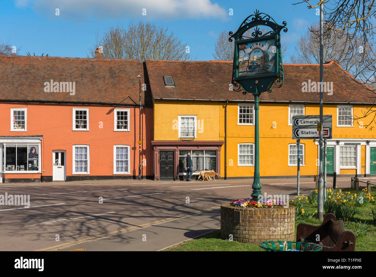 Bures UK, vue de maisons colorées dans la rue Bridge, à Bures Hamlet sur le côté du village d'Essex de Bures (Suffolk) England, UK. Banque D'Images