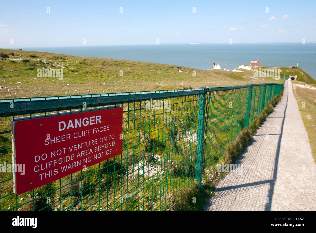 Danger,signer,coffre,clôture,falaise,BORDS,EDGE,dangereux,automne,suicide,Protection,Protection,Scratchells,Bay,l,Aiguilles,Île de Wight, Angleterre,UK, Banque D'Images