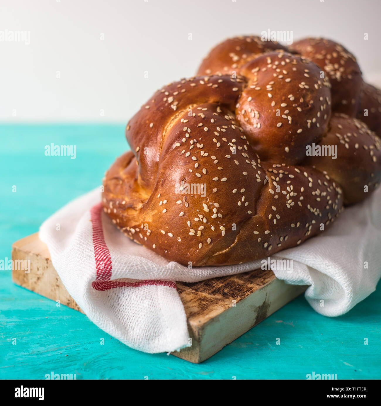 Pain Challah sur une plaque de bois sur la table en bois / fond blanc with copy space Banque D'Images