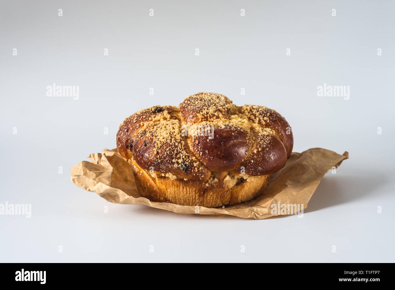 Sweet pain challah ronde , isolée , pain traditionnel juif fond blanc Banque D'Images