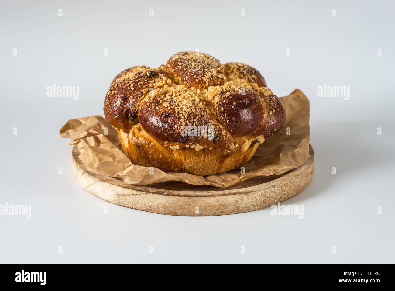 Sweet pain challah ronde , isolée , pain traditionnel juif fond blanc Banque D'Images