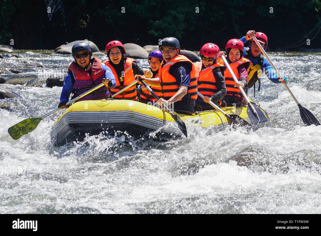 La Malaisie Sabah Kiulu - Mar 26, 2019 : Groupe d'aventurier, faire du rafting sur la rivière Kiulu activité à Sabah Bornéo Malaisien le Mar 26, 2019.La Banque D'Images