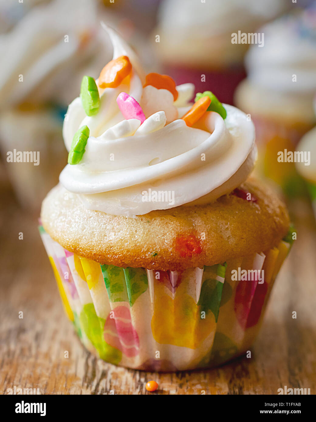 Vue rapprochée d'une mini cupcake décoré avec des décorations de Pâques et du printemps. Cupcakes supplémentaires à l'arrière-plan flou. Banque D'Images