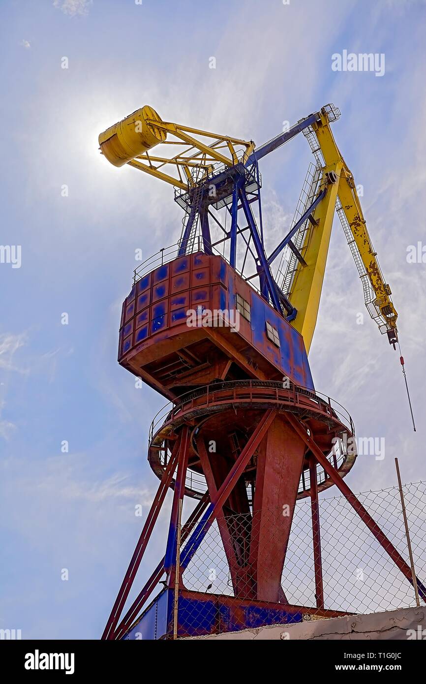 Grue à tour unique contre le ciel bleu. Le point de droit. Banque D'Images
