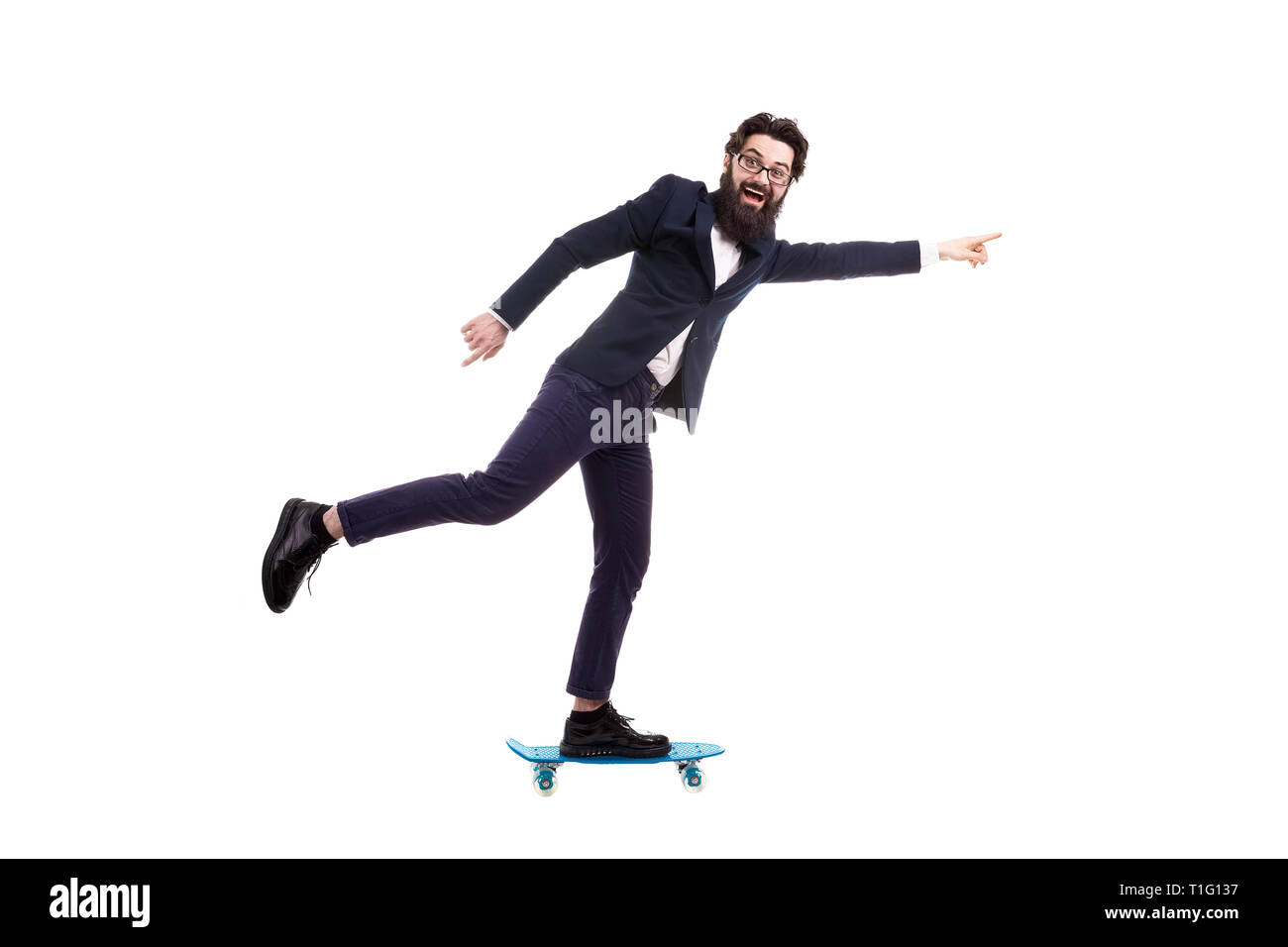 Homme barbu monté sur un skate, isolé sur fond blanc Banque D'Images