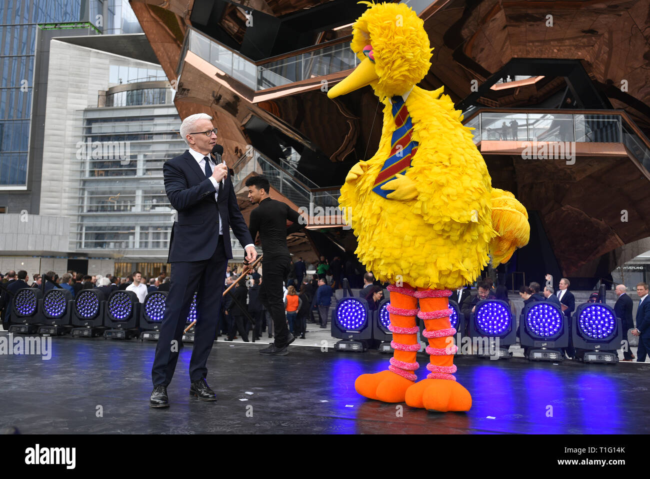 Anderson Cooper et grand oiseau assister aux chantiers d'Hudson, New York, quartier le plus récent de l'événement d'ouverture officielle le 15 mars 2019 dans la ville de New York. Banque D'Images