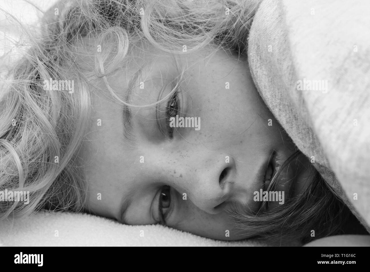 Portrait noir et blanc d'une jeune fille se réveillant léthargique Banque D'Images