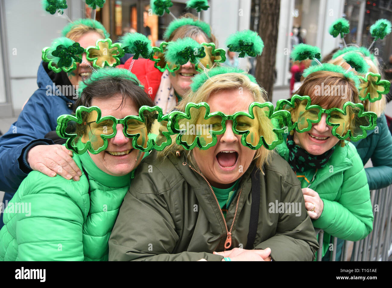 Les gens assistent à la New York City Parade de la Saint Patrick le 16 mars 2019. Banque D'Images