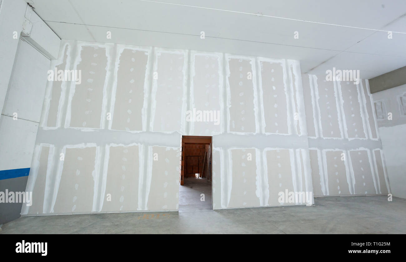 Mur en placoplâtre et plâtre prêt à peindre dans la construction industrielle. Banque D'Images