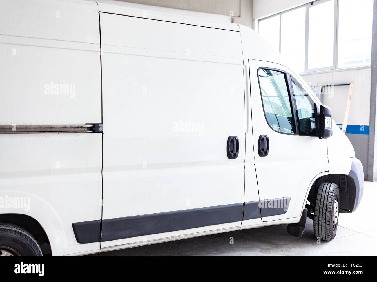 Et blanc van personnalisable dans un bâtiment industriel. Banque D'Images