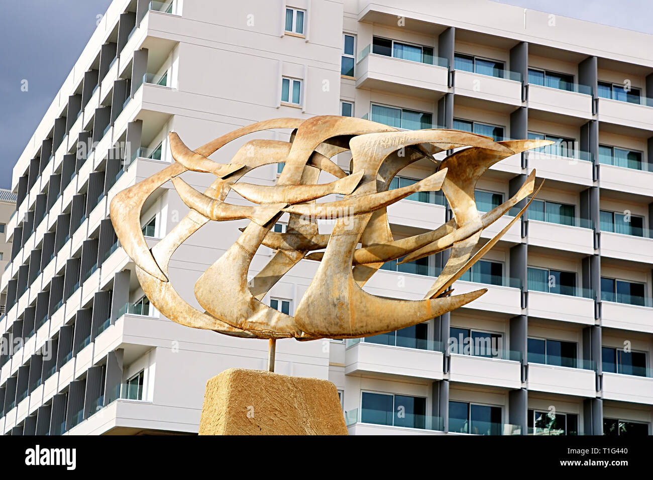 LARNACA, Chypre - Mars 03, 2019 : Golden flying seagull bird sculpture sur la plage de Larnaca Banque D'Images