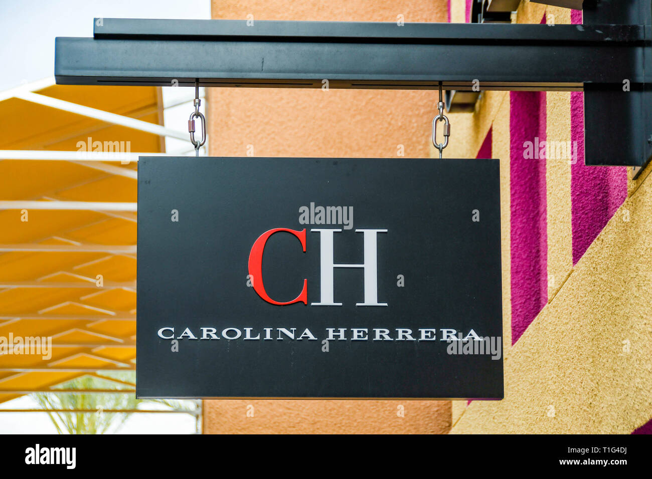 LAS VEGAS, NV, USA - Février 2019 : signe au-dessus de l'entrée de la Carolina Herrera dans le magasin Simon Premium Outlets north à Las Vegas. Banque D'Images