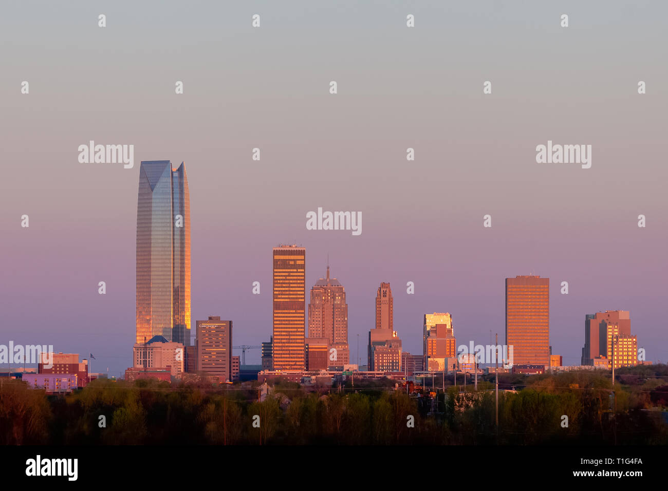 Tôt le matin, belle vue vers l'ouest à Oklahoma City, Oklahoma skyline avec Devon tour gaz debout à gauche. Banque D'Images