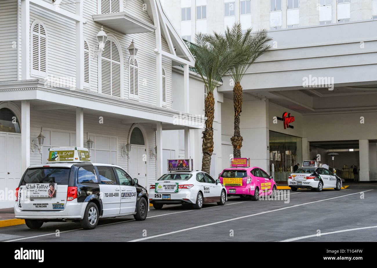 LAS VEGAS, NEVADA, USA - Février 2019 : Taxis queue devant l'entrée de l'hôtel Tropicana de Las Vegas. Banque D'Images