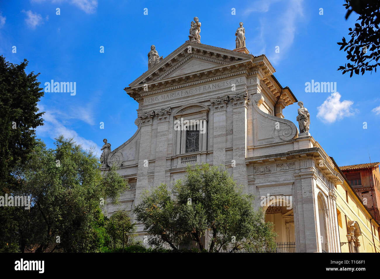 Rome, Italie : église de Santa Francesca Romana et le 12ème siècle, le campanile Roman. Belle façade en travertin avec fond de ciel bleu Banque D'Images